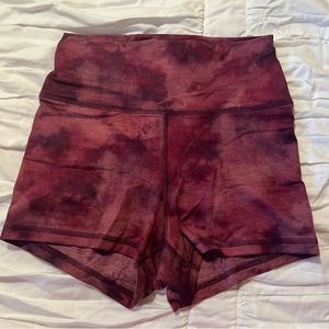 Fleo 2” high rise shorts in burgundy tie dye color. Size small